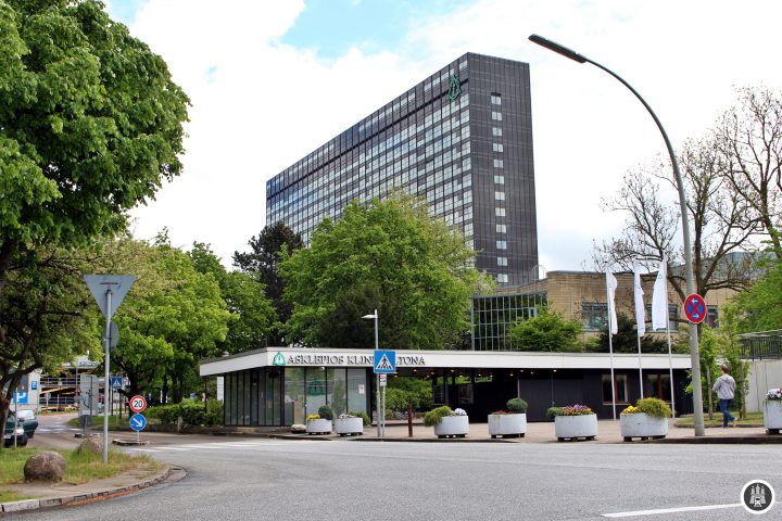 Das AK Altona kann Patienten in 739 Betten und 482 Zimmern unterbringen. Erbaut 1971 ersetzte sie das alte Altonaer Krankenhaus und ist auch heute noch eine der größten Kliniken Hamburgs.