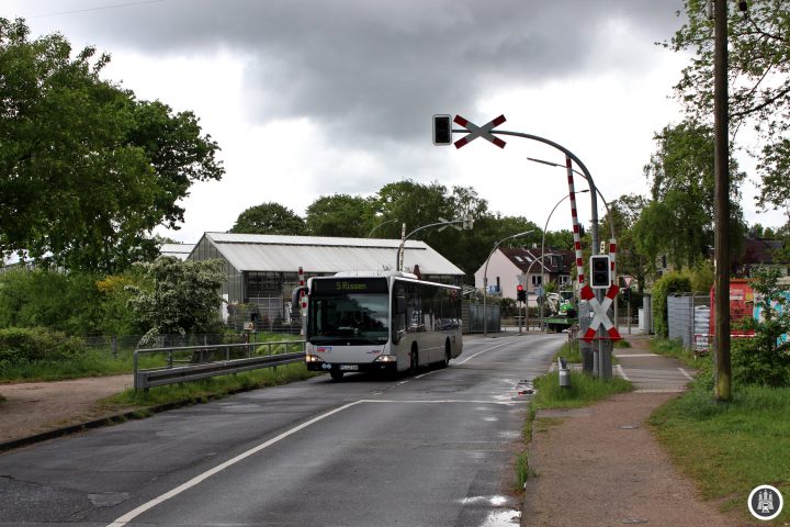 Am Bahnübergang Sieversstücken überquert die 1 die Bahnstrecke der S1 zwischen den Stationen Sülldorf und Rissen.