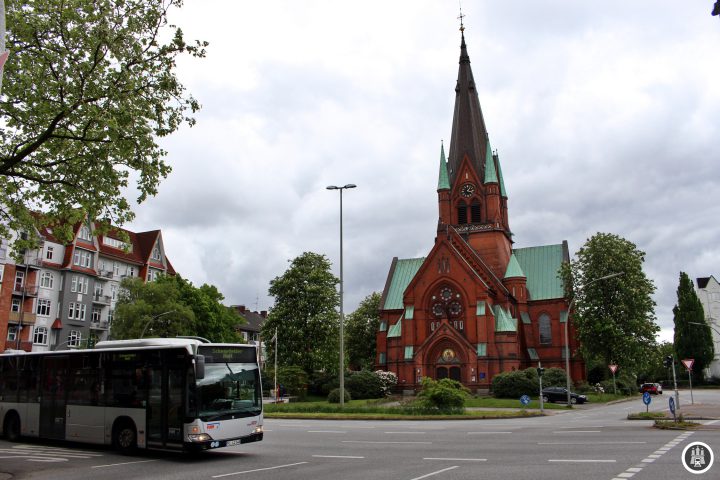 Die Kreuzkirche Ottensen wurde 1898 im neugotischen Stil erbaut. Den 2. Weltkrieg überstand es weitestgehend unbeschadet. In den nächsten Jahren wird die derzeitige Sanierung der Kirche abgeschlossen sein. Auch heute schon ist sie eine Augenweide, mitten in Ottensen.