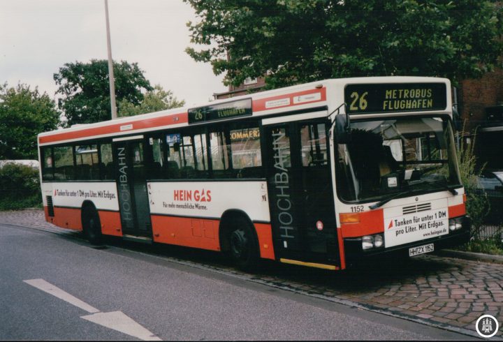 Wagen 1152 mit Heingas-Werbung (später e-on-Hanse) am Bahnhof Rahlstedt. Der Wagen wurde im Jahr 2005 ausgemustert, die Strecke zum Flughafen wurde immerhin noch bis Ende 2008 betrieben. - Foto: Jens Ode