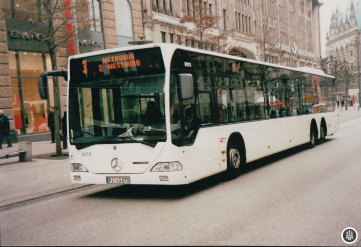 BU: Ein Bus der Linie 3 zur damals noch U Meßberg genannten Haltestelle Brandstwiete. Auch heute kann man hier noch bequem in die U1 umsteigen. - Foto: Jens Ode