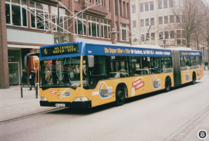 BU: Der im April 2013 ausgemusterte Wagen 7007 im März 2003 in der Möckebergstraße macht sich auf den Weg zu den Marco-Polo-Terassen in der HafenCity. - Foto: Jens Ode