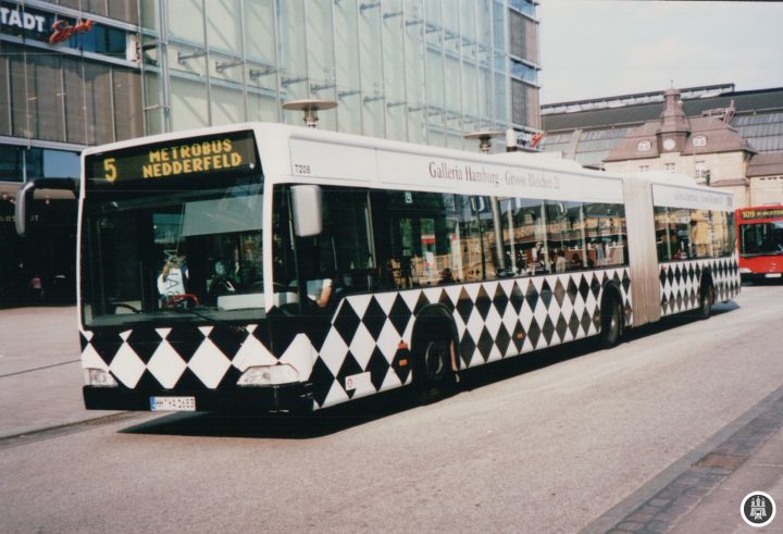 Wagen 7208 fuhr noch bis Juli 2015 durch Hamburg, zwischenzeitlich mit Werburg für den Hobbit. Auf dem Bild befindet er sich noch frisch auf der Mönckebergstraße im April 2003 als Kurzläufer auf der Linie 5.