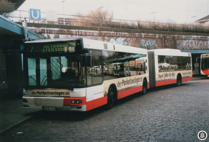 BU: Noch im alten ZOB von Barmbek macht der der im September 2014 ausgemusterte Wagen 7201 im April 2005 Pause und macht sich kurze Zeit später auf den Weg nach Steilshoop. - Foto: Jens Ode