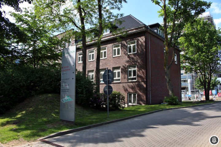 Als Allgemeines Krankenhaus von Wandsbek wurde es 1975 eröffnet und löste das Kinderkrankenhaus Wilhelmstift ab. Derzeit gibt es 545 Betten für etwa jährlich 50.000 Patienten.