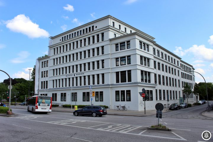 Seit 1949 ist die Bezirksverwaltung im 1929 von Fritz Höger erbauten Stormanhaus vertreten. Derzeitiger Bezirksamtsleiter ist Thomas Ritzenhof von der SPD, welche trotz starker Verluste die stärkste Partei in diesem Bezirk ist.