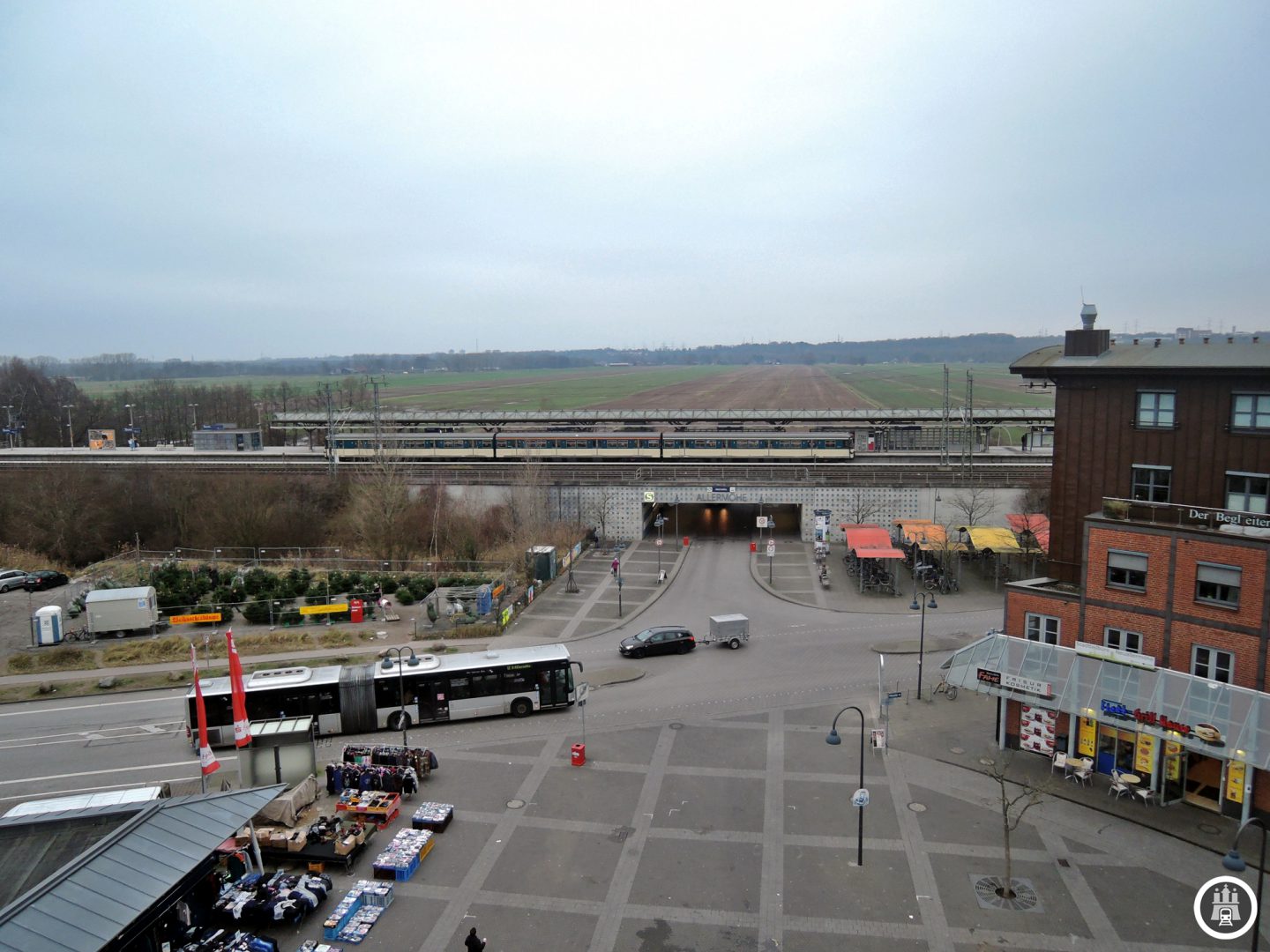 Der neue Stadtteil sollte auch mit dem ÖPNV gut angeschlossen sein, da das Gebiet an der bereits existierenden Trasse der S-Bahn lag, errichtete man den Haltepunkt Allermöhe, der am 30. Mai 1999 eröffnet wurde. Während sich südlich der S-Bahnhaltestelle der Marktplatz und damit das Zentrum befindet, blickt man in Richtung immer noch auf Felder und Wälder.