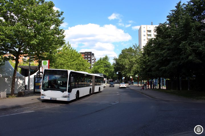 Die Großsiedlung in Kirchdorf Süd entstand von 1974 bis 1976. In der multikulturellen Hochhaussiedlung leben 5.700 Menschen. Hamburg investierte in den letzten Jahren viel um den Stadtteil lebenswerter zu machen und nicht verarmen zu lassen.