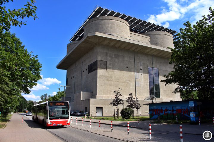 Hier an der Veringstraße steht ein Hochbunker, der im Zuge der Internationalen Bauausstellung in ein zukunftsweisendes Energiekraftwerk umgebaut wurde. Der Bunker bündelt und erzeugt Energie für 800 Wohneinheiten im umliegenden Viertel. Darüber hinaus wurde in den Bunker ein Café mit Glasfront integriert.