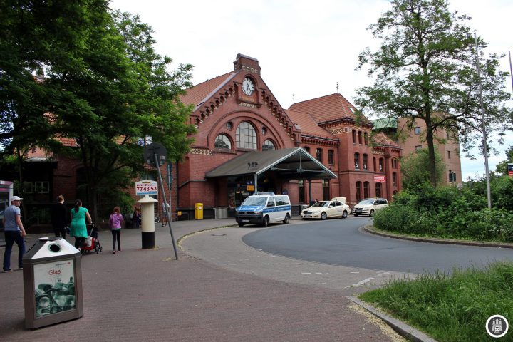 Hier vor dem Empfangsgebäude von 1897 kehrten einst die Busse. Der Bahnhof war ursprünglich der Hauptbahnhof Harburgs, als diese noch unabhängig von Hamburg war.