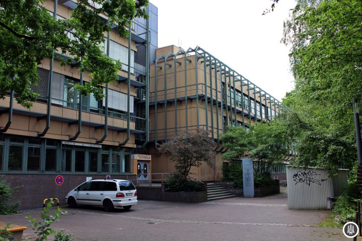 Die TUHH ist eine der jüngsten technischen Universitäten Deutschlands. Sie wurde 1978 gegründet. 7400 Studenten studieren in 42 Bachelor- und Masterstudiengängen. Eine Besonderheit sind die fehlenden Fakultäten, die durch Forschungsschwerpunkte ersetzt wurden.