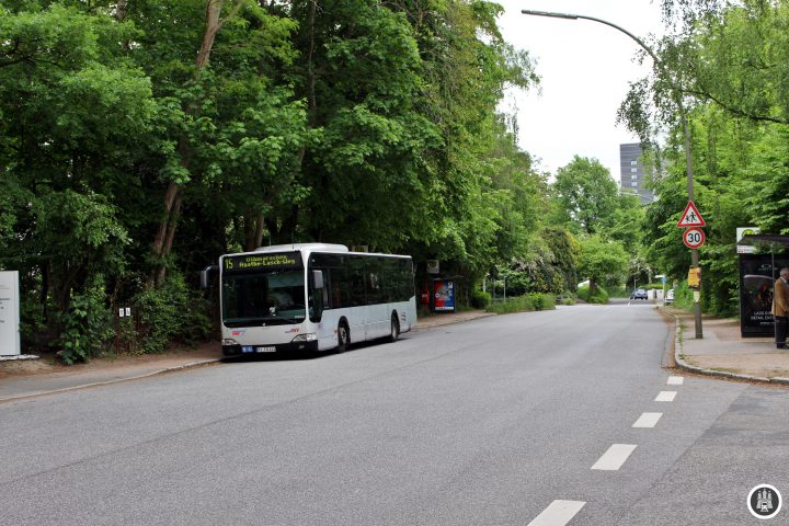 Ab dem Agathe-Lasch-Weg fährt die 15 ganztags mit doppelt so vielen Fahrten zur Alsterchaussee. Zusätzlich vereinigt hier sich der Zweig vom Othmarschener Bahnhof kommend mit dem Flottbeker Linienast.