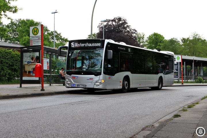 Klein Flottbek ist neben der Trabrennbahn Bahrenfeld ein weiter wichtiger Standort der Hamburger Pferdesports. Unweit des Bahnhofs befindet sich der Reitturnierplatz. Nördlich des Bahnhofs befindet sich der Loki-Schmidt-Garten, der bis 2012 noch Botanischer Garten hieß.