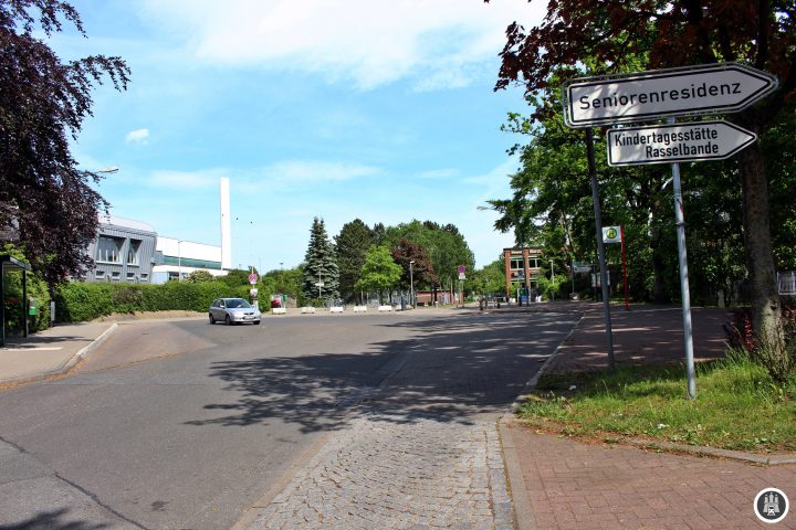 Am Achterndiek befinden sich in näherer Umgebung u.a. ein Gymnasium, ein Kindergarten und ein Altenheim. Die 2 sorgt für eine gute Anbindung an Hamburgs Innenstadt.