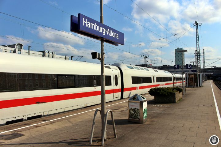 Sowohl der Zug, als auch der Bahnhof, indem er steht, werden mittelfristig Geschichte sein. Nutzen wir die Zeit, solang es beides noch gibt…