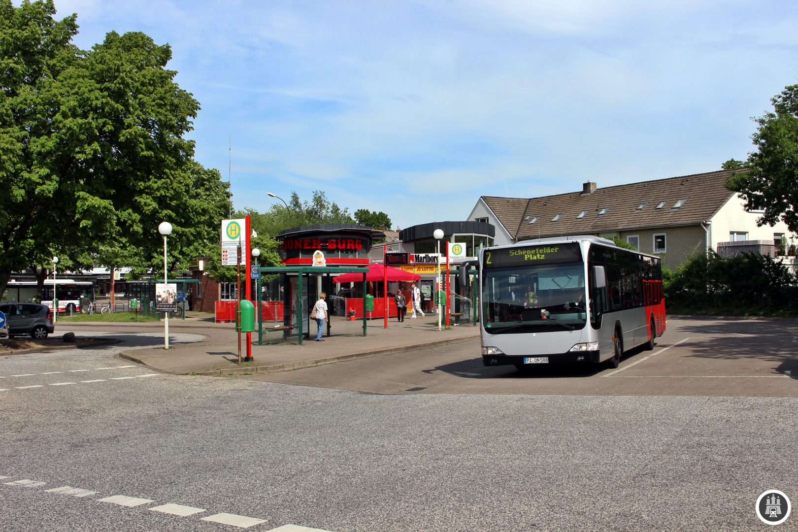 Der Schenefelder Platz ist nur einen Steinwurf von der Grenze zu Hamburg entfernt. Hier kreuzen sich 3 MetroBus-Linien und ist somit der einzige richtige Knotenpunkt für die MetroBusse außerhalb Hamburgs.