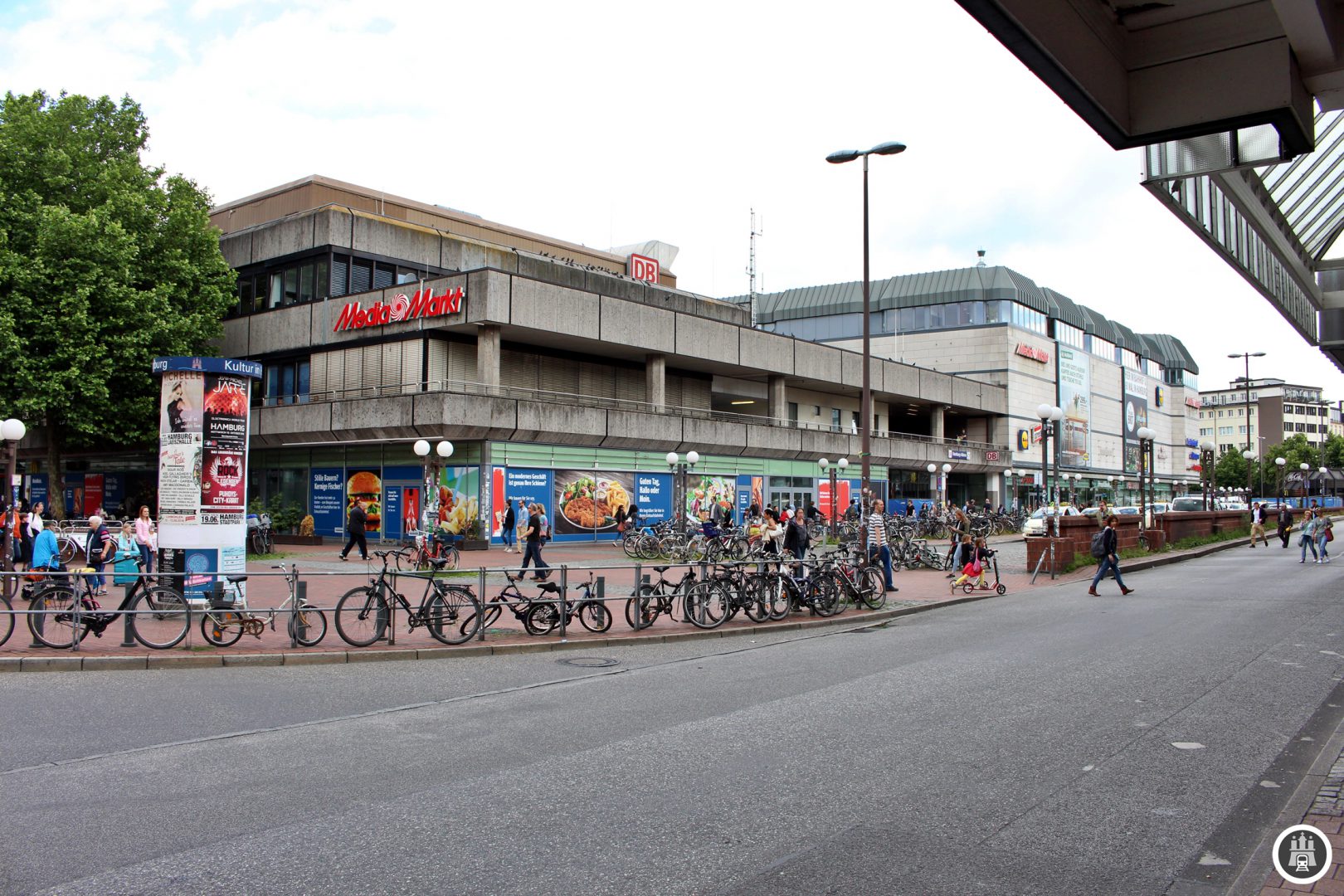 Der Altonaer Bahnhof hat im wahrsten Sinne des Wortes eine bewegte Geschichte: Der erste Bahnhof von 1844 steht heute noch und dient heute als Bezirksamt. Den zweiten Bahnhof von 1898 baute man rund einen Kilometer nördlich, wurde jedoch in den 1970er Jahren in der Abrisspolitik der Bundesbahn durch „ein Kaufhaus mit Bahnanschluss“ ersetzt. Nun soll der Bahnhof Altona abermals rund einen Kilometer nach Norden weichen, auf dem jetzigem Bahnhofsgelände sollen Wohnungen entstehen.
