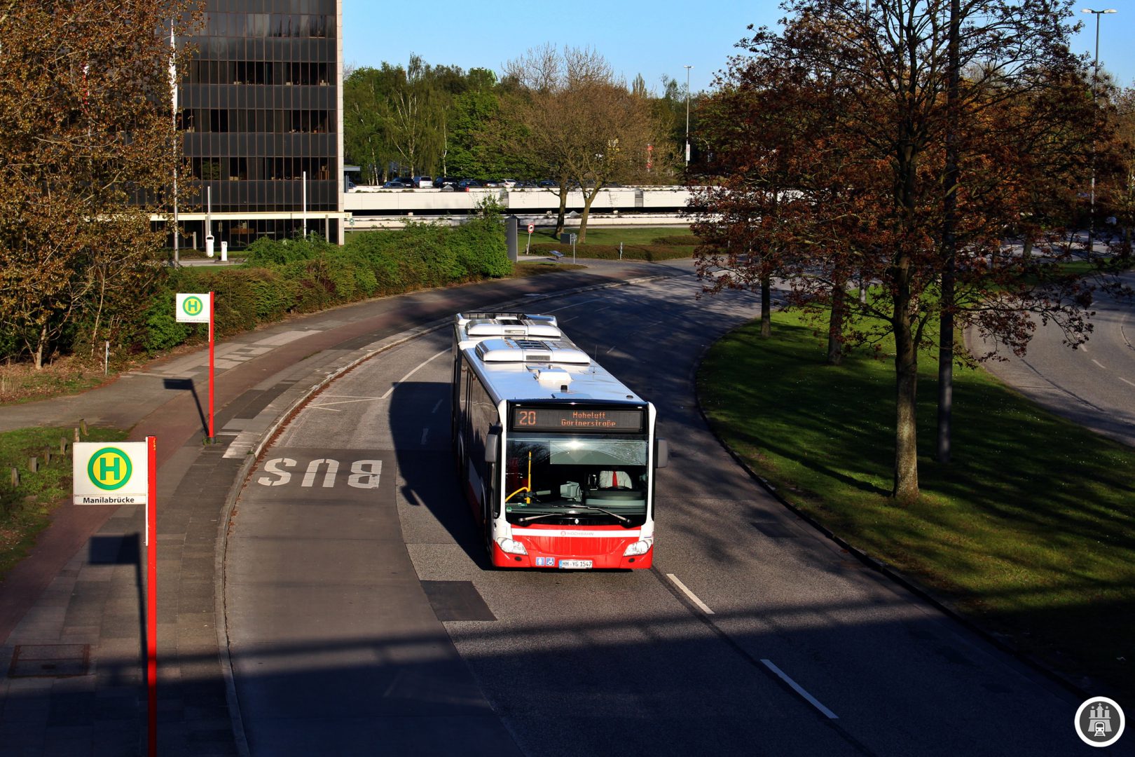 Die City Nord wurde in den 1960er Jahren als moderne Geschäftsstadt geplant und errichtet. Als autogerechte Stadt sollte sie keine Schnellbahnanschlüsse erhalten, jedoch erkannte man den Fehler schnell und plante eine U-Bahn. Aus Kostengründen konnten bis heute jedoch nur eine Haltstelle auf der U1 und ein zusätzlicher Ausgang an der Haltestelle Rübenkamp errichtet werden Jedoch soll die neue U5 in der City Nord eine Haltestelle bekommen.