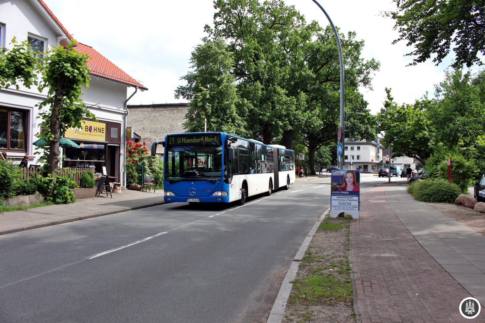 Die 21 erreicht an der Haltestelle Langelohstraße (Nord) die B431 als zentralen Verkehrskorridor. Auch die Linie 1 und 22 verkehren hier.