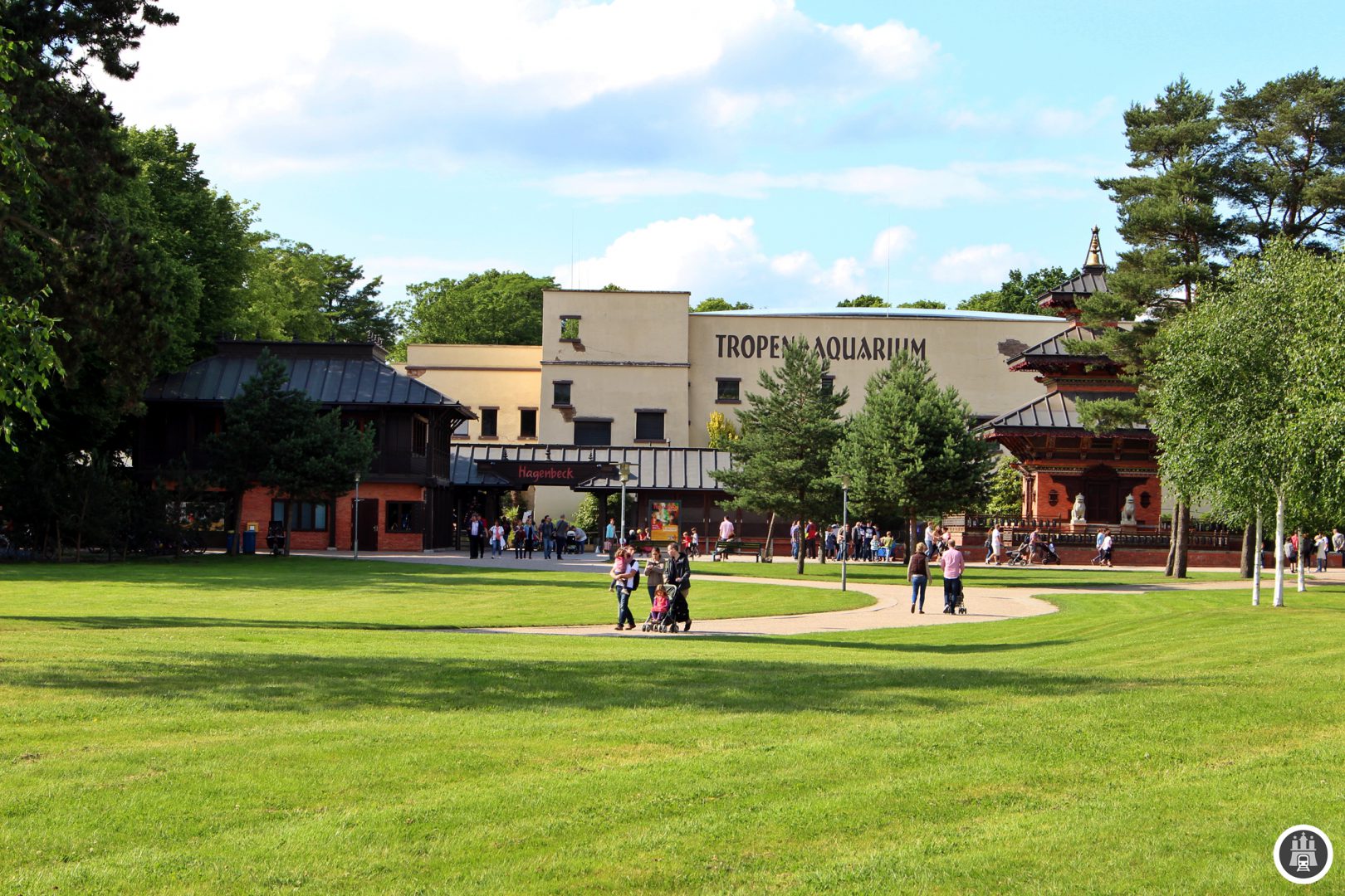 Hagenbeck's Tierpark wurde 1907 eröffnet und geht auf Carl Hagenbeck zurück. Der Tierpark wird immernoch von der Familie Hagenbeck geleitet und ist der einzige private Großzoo Deutschlands.