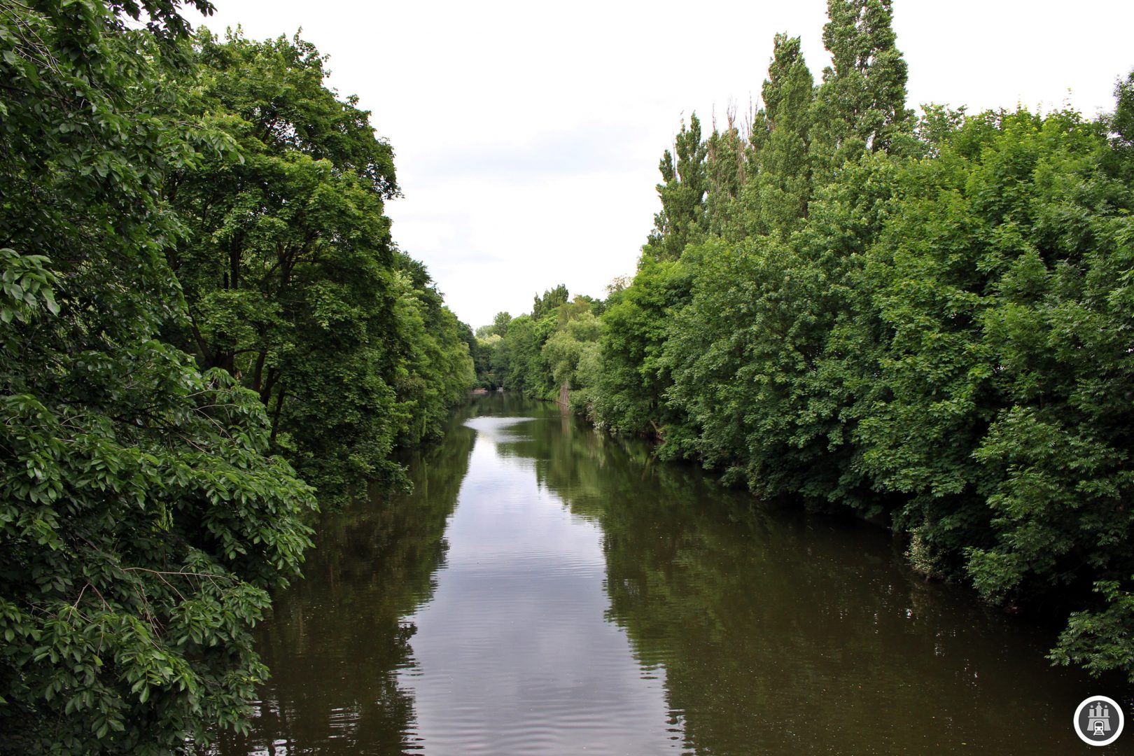 Der Osterbekkanal wurde von 1863 bis 1912 ausgehoben, um eine Anbindung der örtlichen Industriebetriebe zur Verfügung zu stellen, beziehungsweise diese anzulocken. Die ausgehobenen Erdmassen wurden für verschiedene Bahnstrecken genutzt. Weiter nördlich ist der Kanal noch in Fluss, die Osterbek schließt sich der Seebek an.