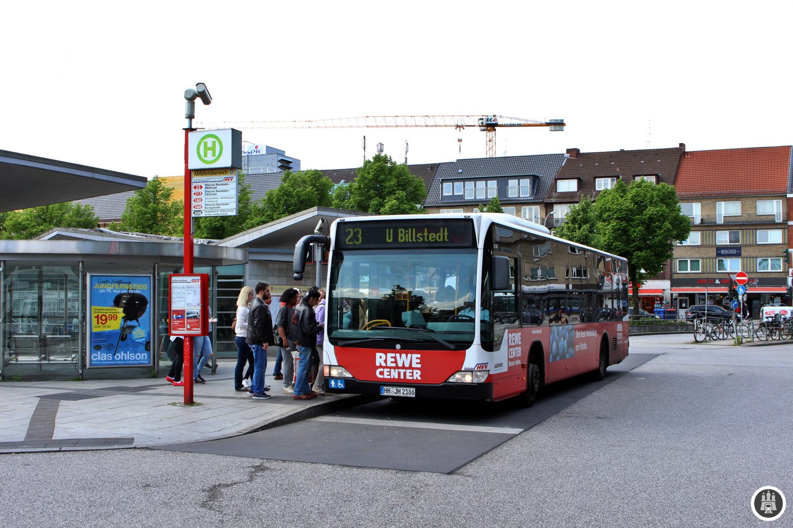Der Wandsbeker Busbahnhof wurde im Zuge der Eröffnung der U1 bis Wandsbek Markt am 28. Oktober 1962 eröffnet. Die prägenden Betonzacken wurden von Heinz Graaf entworfen, jedoch wurde der ZOB 2004/2005 von Friedhelm Grundmann und Mathias Hein umgestaltet, wodurch er neue Glasdächer und Rundungen zur Auflockerung erhielt. Anfangs wurden sämtliche Busse von einem Turm aus koordiniert, dieser existiert jedoch heute nicht mehr.