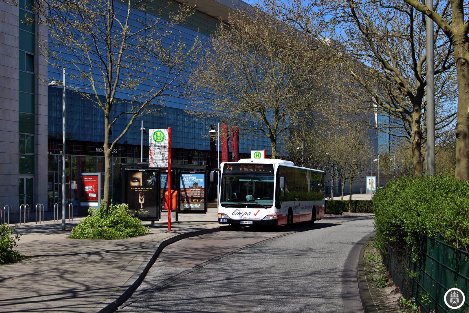 Das AEZ wurde 1970 eröffnet und ist mit etwa 240 Geschäften einer der größten Einkaufszentren Norddeutschlands. Die Lage am Schnittpunkt aller Poppenbüttler Buslinien macht es auch zu einem Zentrum des Hamburger Nordostens. Hier arbeiten etwa 2000 Mitarbeiter.