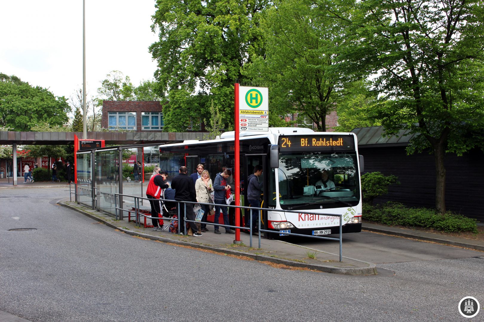 Der Wagen 2919 der Hochbahn nimmt die ersten Fahrgäste auf der 24 auf. Auf der langen Fahrt nach Rahlstedt wird er noch 56 weitere Haltestellen passieren.