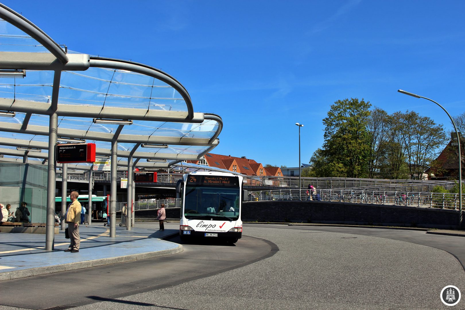 Hier an der Poppenbüttler Busumsteigeanlage treffen sich 7 Tag- und 2 Nachtlinien. Der Busumsteigeanlage erhielt bereits zweimal einen Designpreis für seine moderne Architektur. Die 24 hat hier planmäßig einige Minuten Aufenthalt.