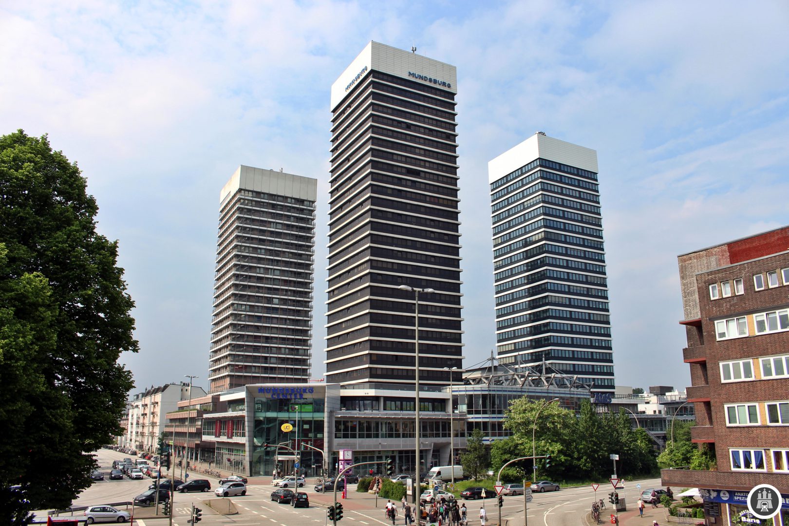 Die drei Mundsburg-Tower beherbergen Büros und Wohnungen und sind 101, 90 und 97 Meter hoch und gehören dazu zu den höchsten Gebäuden Hamburgs. Daneben befindet sich unten das Mundsburg-Center. Der Mundsburg ist zudem Verkehrsknotenpunkt: Neben dem MetroBus 25 halten hier die U3 und weitere Buslinien.