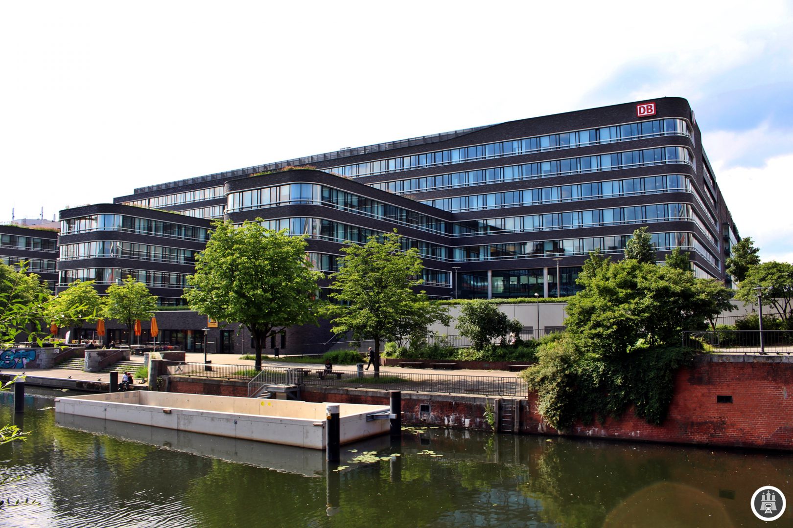 Ein anderes Gesicht hat Hammerbrook im Westen: Hier ist in den letzten Jahrzehnten ein Bürostadtteil, die sogenannte City Süd ist entstanden. Beispiel ist das vor wenigen Jahren neu erbaute Verwaltungsgebäude der deutschen Bahn. Hier profitieren die Unternehmen vor allem von der S-Bahnstation Hammerbrook, die eine gute Anbindung an den Hauptbahnhof schafft.