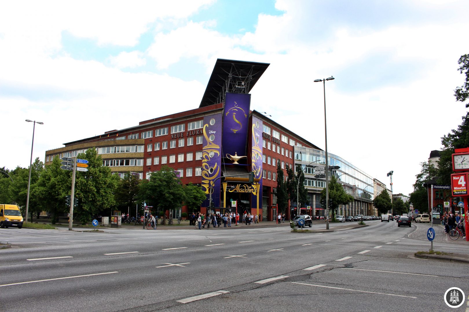 Die neue Flora ist ein 1988 bis 1990 erbautes Musical-Theater gegenüber des S-Bahnhofes Holstenstraße. Ursprünglich war dieses am Standort Schulterblatt 71 vorgesehen, hier gab es jedoch Proteste und das Gebäude wurde besetzt „Rote Flora“ benannt. Aber auch gegen den neuen Standort wehrten ich die dortigen Anwohner: Zur Premiere am 29. Juni 1990 wurden die Autos der Besucher demoliert und die Besucher selber mit faulem Obst und Eiern beworfen. Heute hat sich die neue Flora jedoch etabliert und derzeit wird das Musical Aladin aufgeführt.