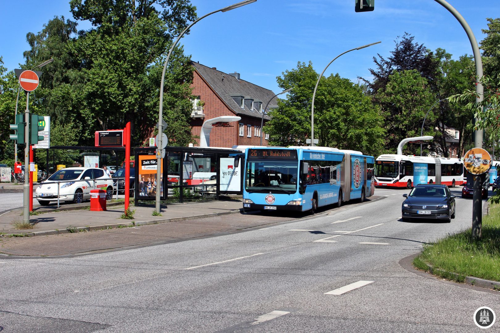 Hier in Alsterdorf startet jede zweite Fahrt der 26 in Richtung Rahlstedt. An dem Überlieger der Innovationslinie 109 stehen die Ladestationen für die Volvo Plug-in Busse zur Fahrt zum Hauptbahnhof/ZOB