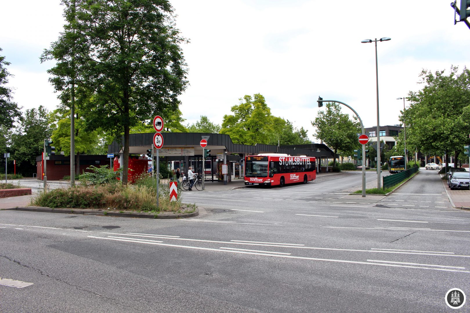 Entlang der 26 wird sich in den nächsten Jahrzehnten einiges ändern: Sie bedient heute Haltestellen der künftigen U5 und endet künftig am wieder-S-Bahnhof der Linie S4, deren Taktung allerdings eine andere sein wird als die der heutigen Regionalzüge. Die Linie 24 hält auf der anderen Seite des Bahnhofs.