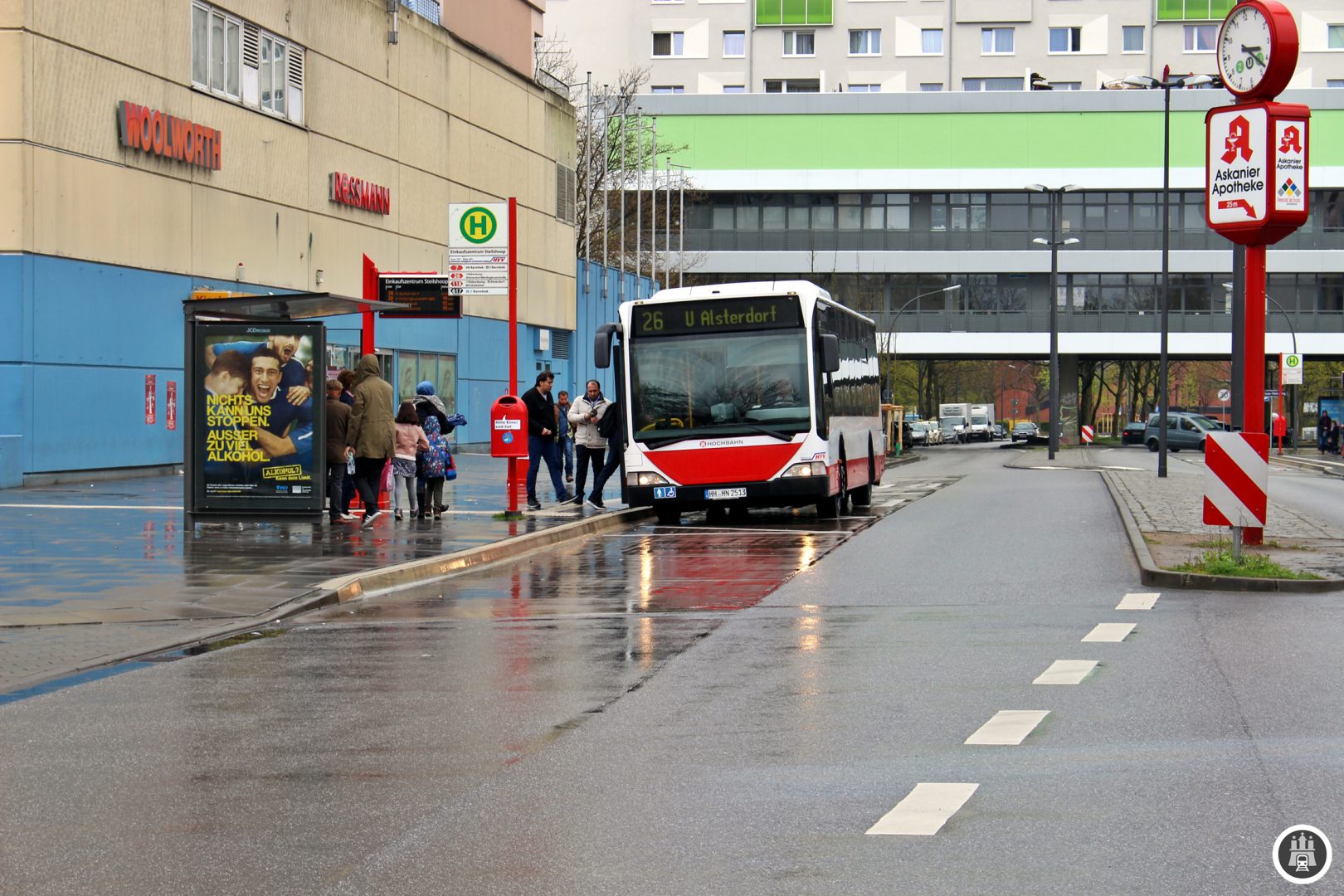 Nördlich des Einkaufszentrum, auf dem Bild also links hinter dem Zentrum, soll die U5 eine Haltestelle im Schreyerring bekommen. Gerüchten zu Folge soll es bereits eine Bauvorleistung für eine etwaige Station unter dem Zentrum geben, was auch mit den blauen Fliesen an der Kirche begründet wird. Dies ist und war jedoch nie mehr als ein Gerücht, eine Bauvorleistung existiert nicht. Eine erste Bürgerbeteiligung startet kommenden Monat.