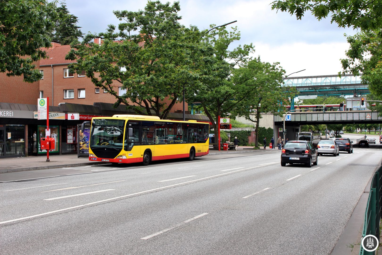 Die 27 am Farmsener Bahnhof. Das eingesetzte Fahrzeug war lange Jahre auf dem Airport-Express von Jasper anzutreffen und verfügt eine besondere Ausstattung, es handelt sich um bequeme Überlandbusse. Heute fahren noch fünf der sieben Airport-Express-Busse, ganz normal auf Linie.