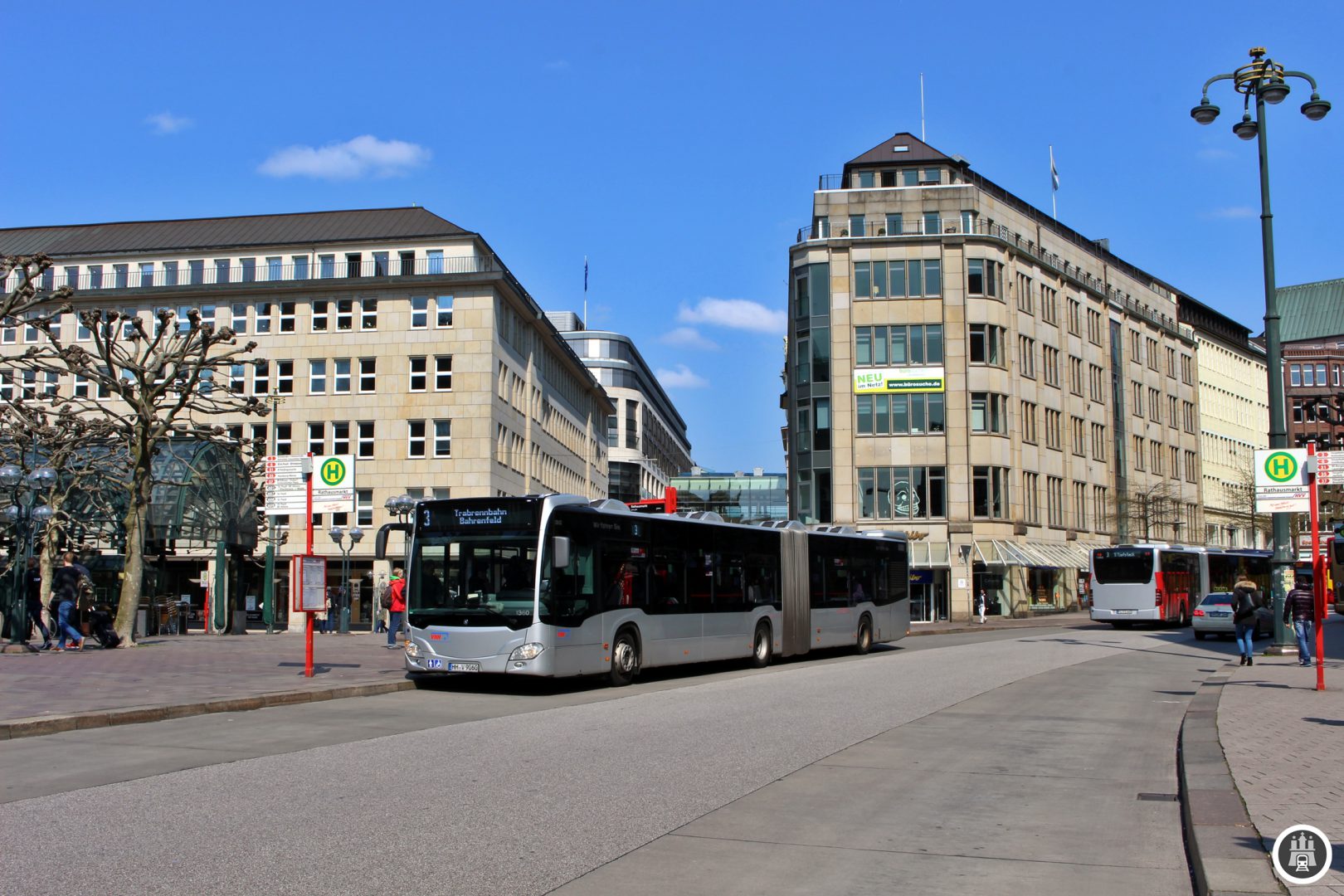 Der Rathausmarkt ist einer der zentralen Umsteigepunkte des Hamburger Bussystems. 4 Metrobuslinien treffen sich hier. In der Nacht starten von hier aus diverse Nachtbusse in die Hamburger Stadtteile. An der Petrikirche enden die Kurzläufer der 3.
