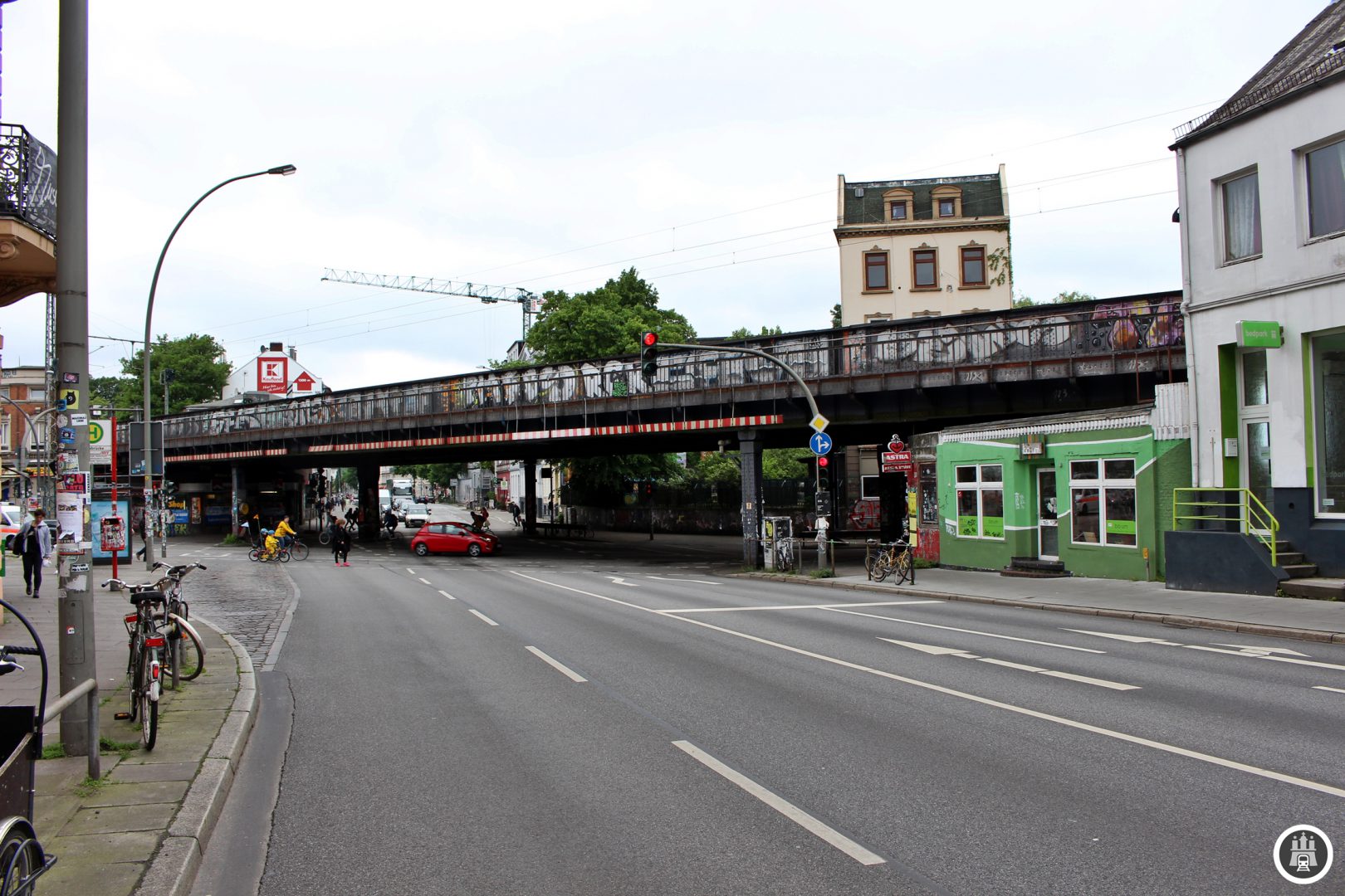 Die Sternbrücke besteht in ihrer heutigen Form seit 1925/26. Ihren Namen hat sie wegen der Sternförmig zur Brücke laufenden Straßen bekommen. In den Brückenwiderlagern, Gewölben und Kasematten befinden sich Geschäfte und Kneipen. Für diese wird beim Brückenneubau 2017 vorerst Schluss sein.