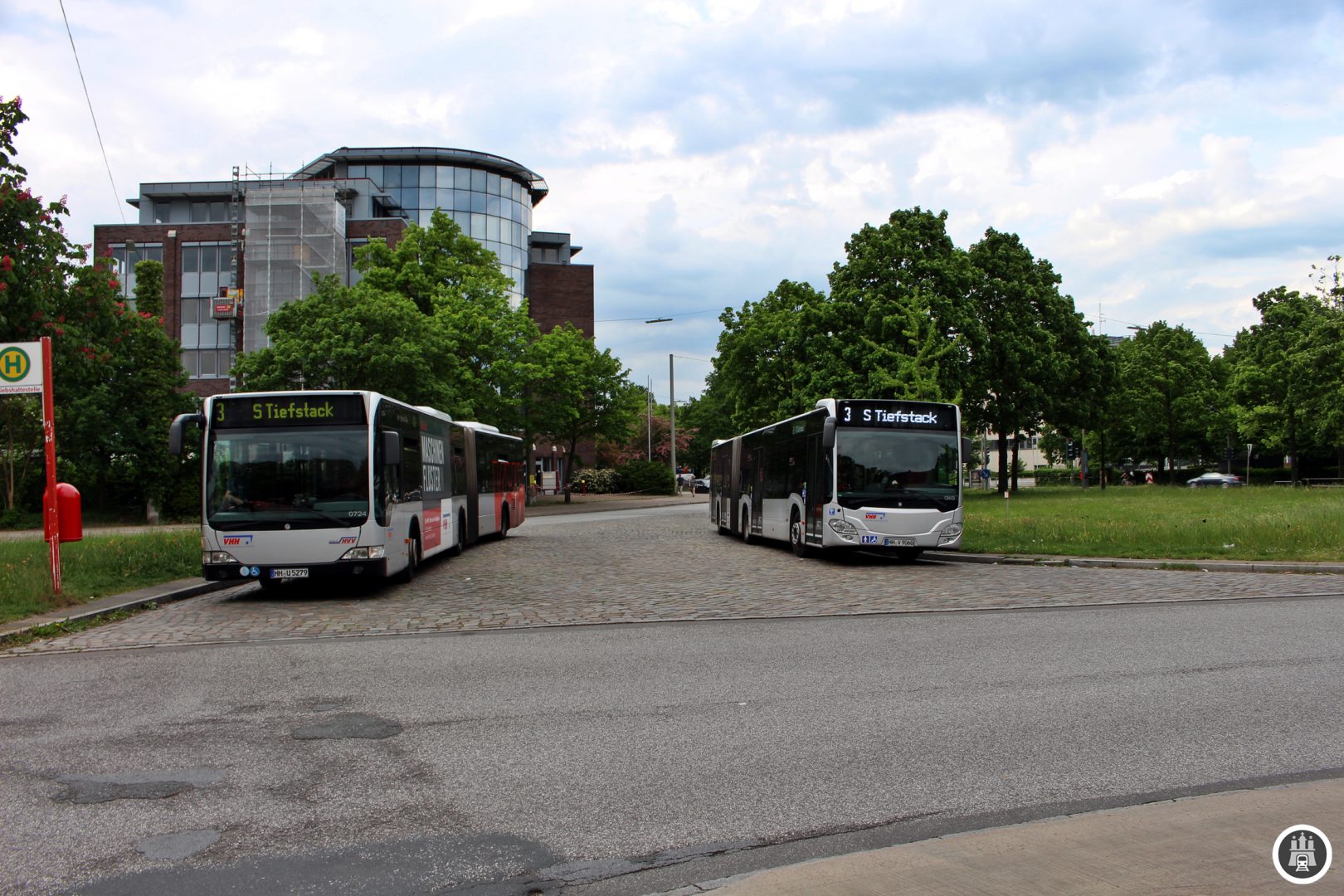 An der Trabrennbahn Bahrenfeld setzen die Busse für den Zwischentakt ein, der Tagsüber den Abschnitt bis Rathausmarkt auf einen Fünfminutentakt verstärkt. Bis nach Tiefstack geht es alle 10 Minuten.