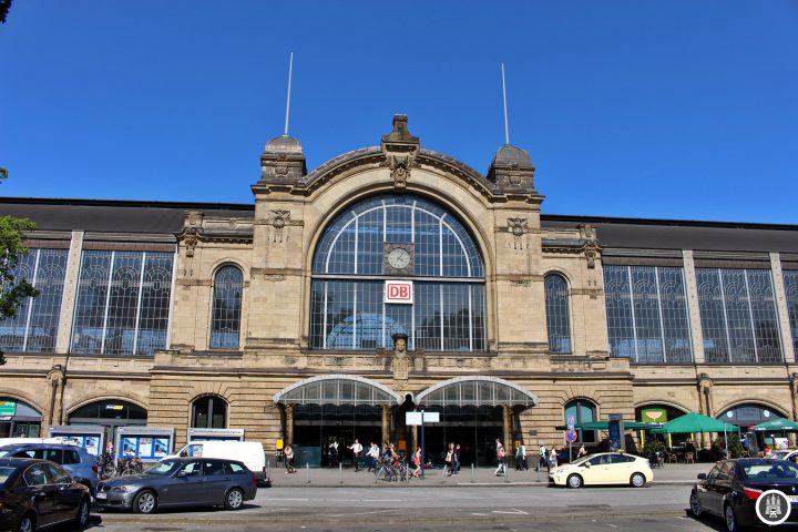 Der heutige Bahnhof Dammtor wurde 1903 in Dammebene auf dem Gelände des Bahnhofes von 1866 eröffnet von Kaiser Wilhelm II. persönlich eröffnet, weshalb er auch heute noch Kaiserbahnhof genannt wird. Ab 1999 wurde der Bahnhof, der, seitdem es dort keine Weichen mehr gibt, bahnrechtlich nur ein Haltepunkt ist, allerdings mit 43.000 Reisenden am Tag der größte in Deutschland, modernisiert.