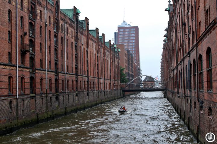 Als in Hamburg in der zweiten Hälfte des 19. Jahrhunderts im Rahmen des Deutschen Zollvereins immer mehr Schiffe ankamen, mussten neue und innovativere Lagerflächen her. Auf dem ehemaligen Wohngebiet Kehrwieder entstand dort ab 1883 die Speicherstadt in dem neuen Freihafengebiet. Während des zweiten Weltkriegs zerstörte Gebäude wurden bis in die 60er Jahre originalgetreu wiederaufgebaut worden. 2003 wurde er Freihafenstatus zugunsten der neu entstehenden HafenCity aberkannt. Auch heute werden viele Böden noch als Lager, vielfach für Teppiche genutzt, aber auch viele Museen, darunter mit dem Miniatur Wunderland die größte Miniatureisenbahnanlage der Welt, haben sich hier in den vergangenen Jahren angesiedelt.