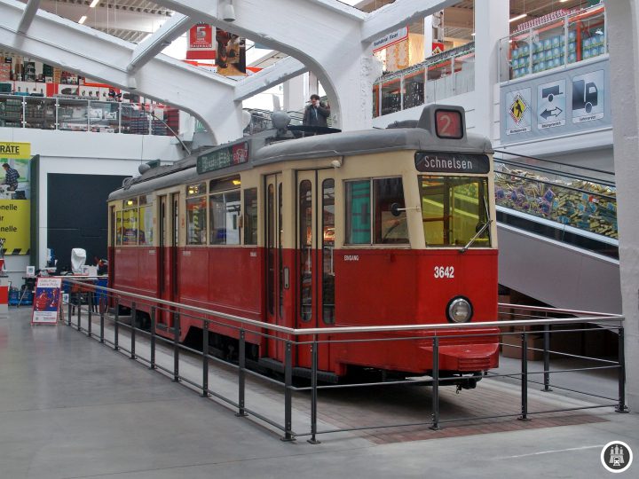 Obwohl es in Hamburg seit nun fast 40 Jahren keine Straßenbahn mehr gibt, befinden sich immer noch viele Spuren im Hamburger Stadtgebiet für das einst dritte Verkehrsmittel der Hamburger Hochbahn. Der heutige Baumarkt war früher ein Betriebshof und musste auch auf Grund von Denkmalschutzmaßnahmen in das Konzept integriert werden. Passend dazu steht seit der Wiederöffnung ehemalige Hamburger Straßenbahnwagen V6E 3642 neben Isolierschaum und Gartenzubehör. - Foto: Jens Ode