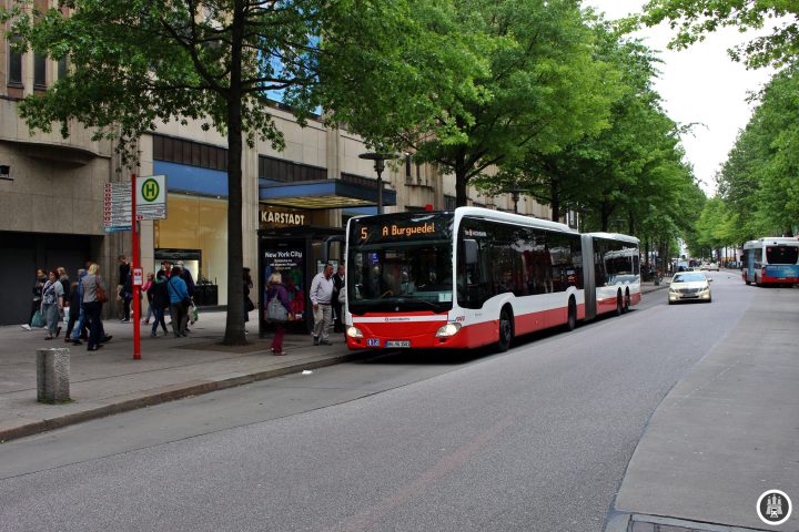 Kaum zu glauben ist, dass auf dem gesamten Gebiet der heutigen Innenstadt vor etwas mehr als hundert Jahren noch ein Wohngebiet mit engen Gassen befand. Doch für die neue Ringlinie wurde das gesamte Viertel abgerissen und die Mönckebergstraße (benannt nach ihrem „Initiator“ und damaligen Bürgermeister Mönckeberg, der kurz vor der Eröffnung verstarb) samt darunterliegendem U-Bahntunnel errichtet. Während sich hier in der Anfangszeit überwiegend Kontorhäuser befanden, siedelten sich im Laufe der Zeit immer mehr Einzelhändler an.