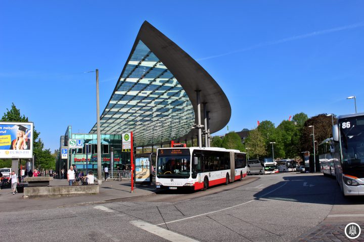 Nachdem der ZOB von 1951 in die Jahre gekommen war, wurde er Anfang der 2000er Jahre abgerissen und komplett neugebaut und schließlich im Jahr 2003 eröffnet. 2013 fuhren hier 38.830 Busse mit geschätzt drei Millionen Fahrgästen ab. Neben den Fernbussen fahren hier auch die sich im HVV befindenden Linien 4, 5, 31, 35, 36, die Aussetzer der 37, die Innovationslinie 109, 120, 124 und einige NachtBusse.