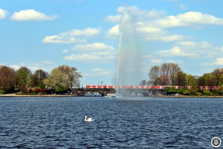 Die Binnenalster ist etwa 18 Hektar groß und wird von Westen, Süden und Osten von großen Hotels, Geschäften und Kontorhäusern umgeben, im Süden befindet sich zudem der Jungfernstieg mit den Anlegern der „weißen Flotte“ der ATG und dem historischem Alsterdampfer „St Georg“ von 1842. Im Norden befindet sich die Lombardsbrücke für den Autoverkehr und die viergleisige Verbindungsbahn von Hamburg nach Altona. Seite 1987 sprüht von einem kleinen Ponton auf der Mitte der Alster die aus Spenden finanzierte und Hamburg prägende Alsterfontäne.