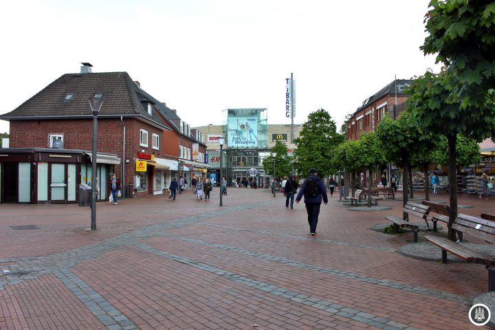 Nachdem das alte Niendorf abgebrannt war entstand das neue Dorf (= Niendorf) rund um den Tibarg. Die ehemalige Dorfstraße wurde nach und nach zu einer Einkaufsstraße und Fußgängerzone umgetaltet. Am Ende der selbigen schließt sich im Norden ein gleichnamiges Einkaufszentrum erbaut.