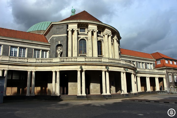 Die Hamburger Universität ist vergleichsweise erst sehr spät im Jahre 1919 entstanden, so dass es hier keine schlagenden Studentenverbindungen gibt. Grund für die Universitätsgründung waren in erster Linie wirtschaftliche Gründe, schließlich brauchte man fachkundige Dolmetscher und Geographen zum Handel mit Übersee. Auch heute zeugt beispielsweise das „Asien-Afrika-Institut“ von diesem Zusammenhang. Heute gibt es 8 Fakultäten mit insgesamt 150 Studiengängen an der Uni Hamburg.