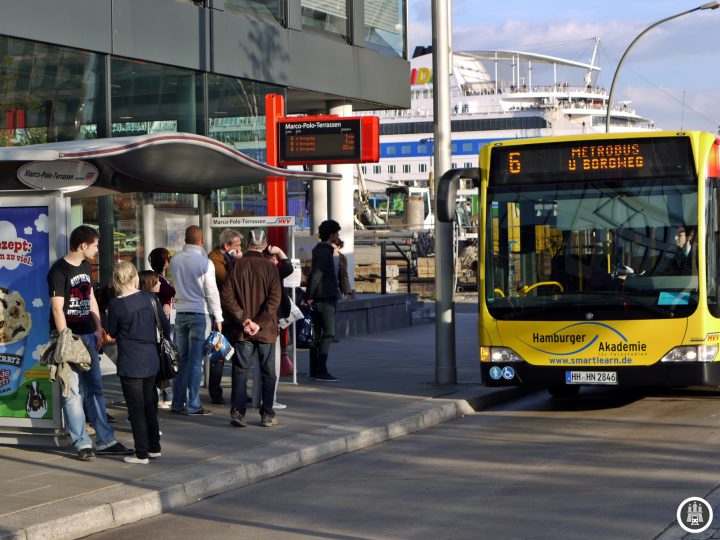 Die Planungen für die HafenCity erfolgten in den 90er Jahren, im westlichen Teil sind inzwischen weite Teile fertig gestellt. Die Verkehrsanbindung sollte zunächst mit einer Stadtbahn entstehen, die durch den CDU/Schill-Senat zugunsten einer U-Bahn verworfen wurde. Bevor die U4 eröffnet wurde, fuhren seit dem Fahrpanwechsel 2008 die MetroBusse der Linien 3, 4 und 6 zu den Marco-Polo-Terrassen, was dieses Bild zeigt. © Bild: Hamburger Verkehrsverbund