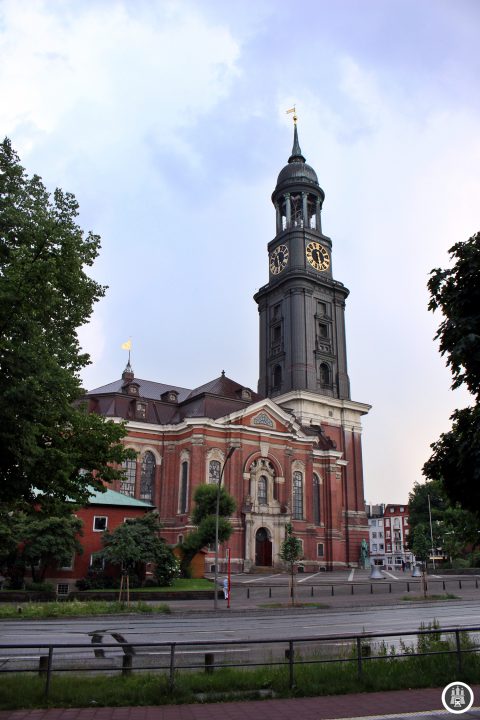 Die Hauptkirche St. Michaelis musste mehrmals wiederaufgebaut werden: Der erste Bau stammte von 1647, brannte jedoch durch einen Blitzeinschlag nieder, das zweite Gebäude von 1750 brannte bei Lötharbeiten im Jahre 1906 nieder und war bis auf die Grundmauern zerstört und wurde auf Grund des auch damals schon vorhandenen Wahrzeichencharakter rekonstruiert. Auch im zweiten Weltkrieg wurde die Kirche schwer getroffen, konnte aber durch Spendengelder wieder aufgebaut werden.