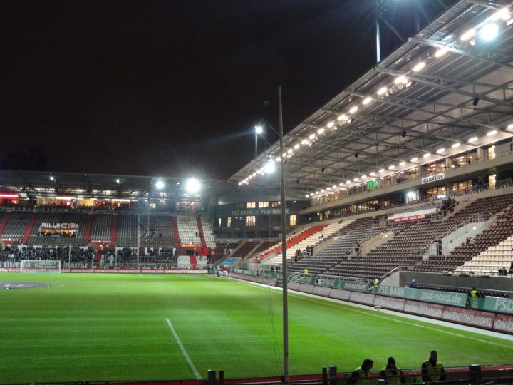 Der FC. St. Pauli wurde am 15. Mai 1910 gegründet, jedoch gab es einige Vorgänger. Der FC St. Pauli ist neben dem HSV der erfolgreichste Fußballverein in der Stadt und spielt derzeit in der 2. Bundesliga. In der Saison 2010/11 war der Verein zusammen mit dem HSV in der ersten Bundesliga, sodass es zwei Lokalderbys gab, was die Konflikte zwischen den Fans beider Vereine verstärkte. - von Brian Kohn - Von Brian Kohn am 14. März 2012 in die deutschsprachige Wikipedia geladen., CC BY-SA 3.0 de, httpscommons.wikimedia.orgwindex.phpcurid=41868921